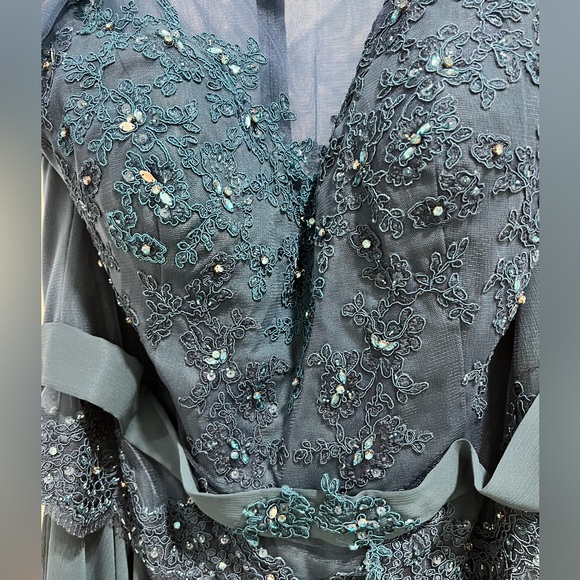 Beautiful dress for any formal occasion - Picture 3 of 8